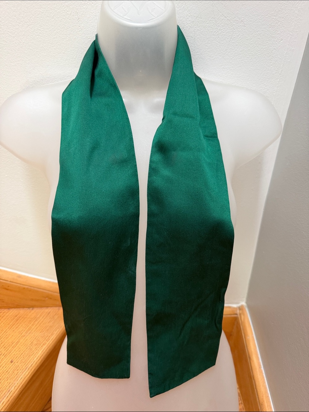 Vintage Ginnie Johansen Emerald Green Silk Ascot Cravat Neck Tie Scarf 80’s